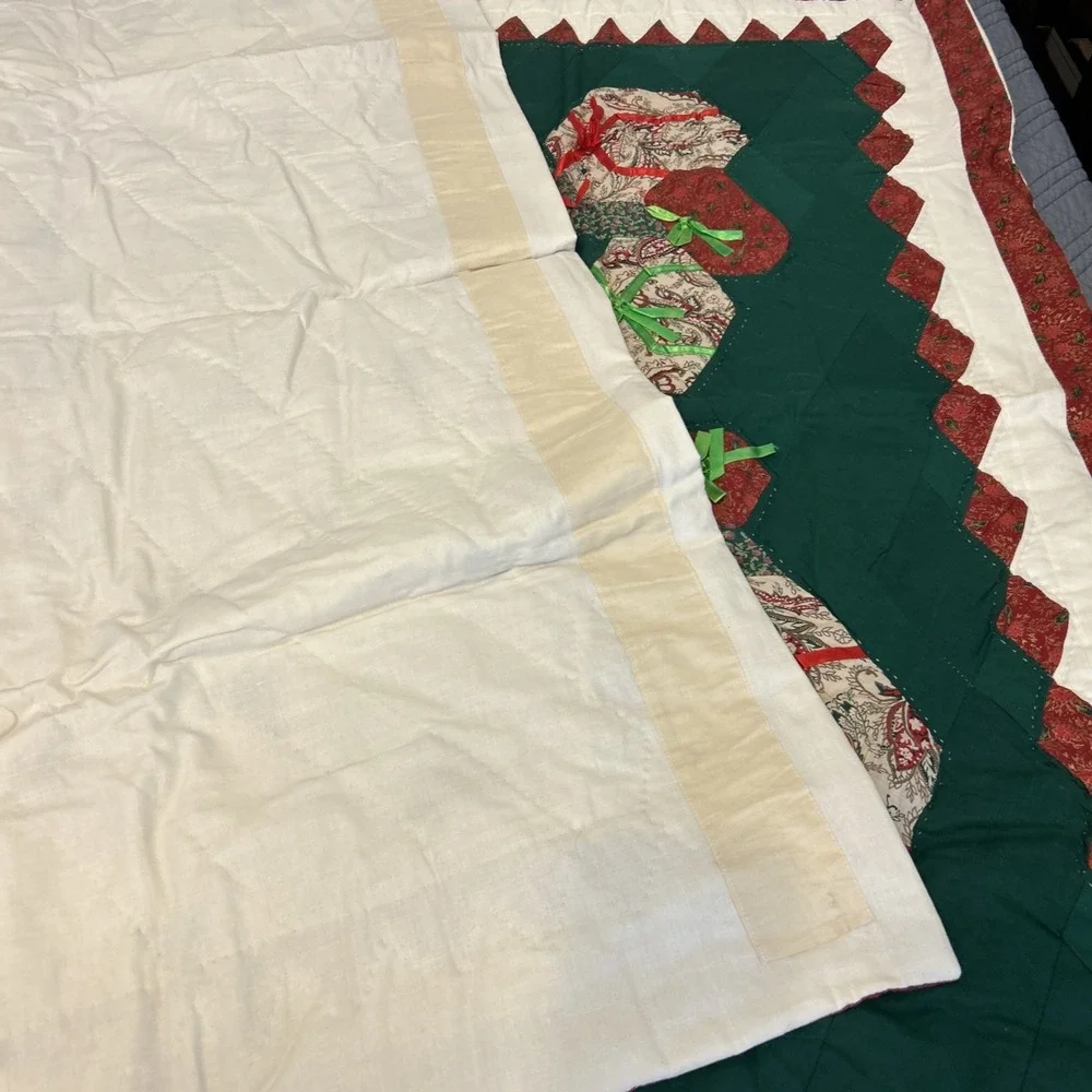 Country Classics 50x50 Hand Quilted Patchwork Christmas Throw Wall Hanging